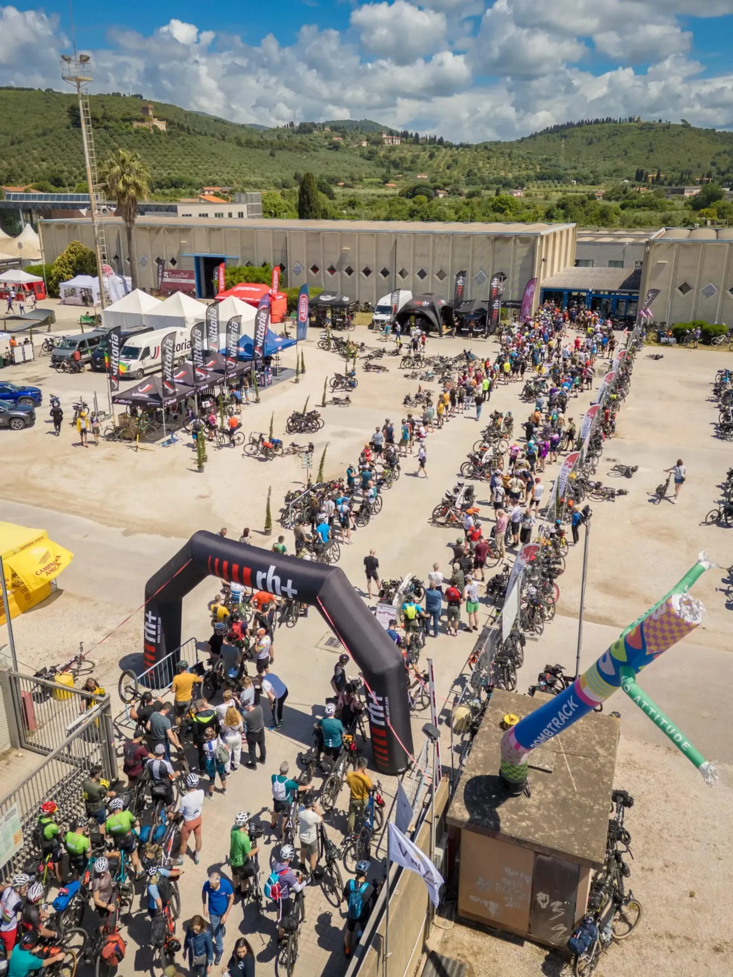 La partenza del Tuscany Trail, migliaia di biciclette schierate