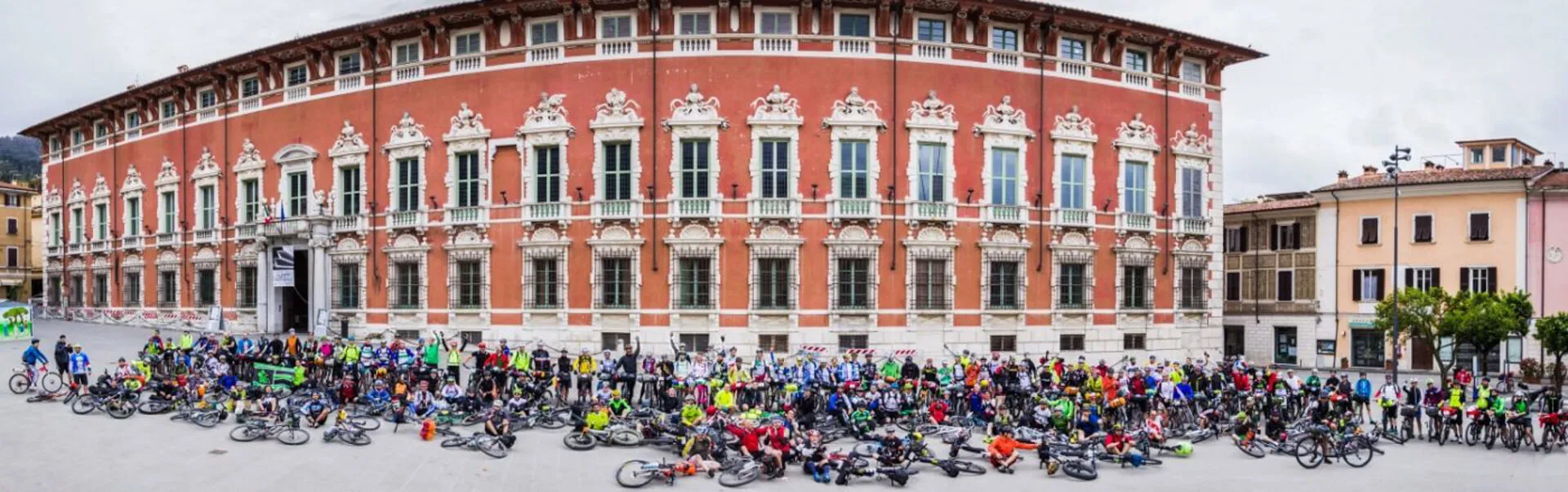 The group photo of the starters in front of a historic palace