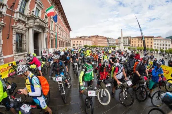 The crowd of starters with their loaded bikes