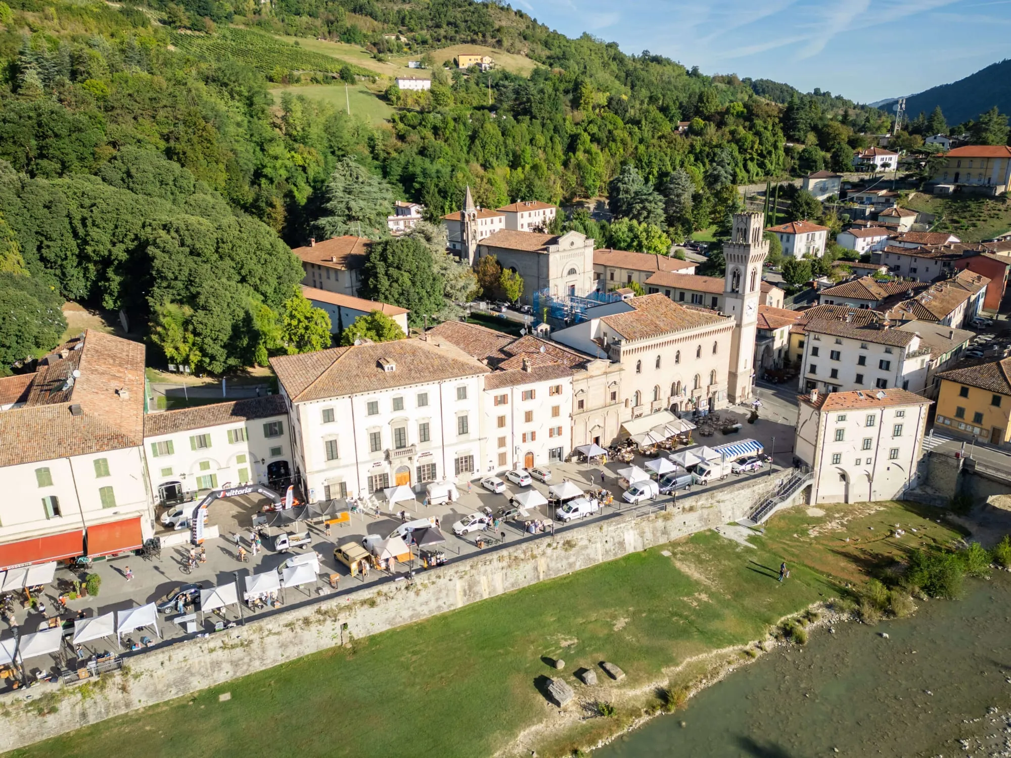 Un paese dell'Appennino sul fiume, visto dall'alto