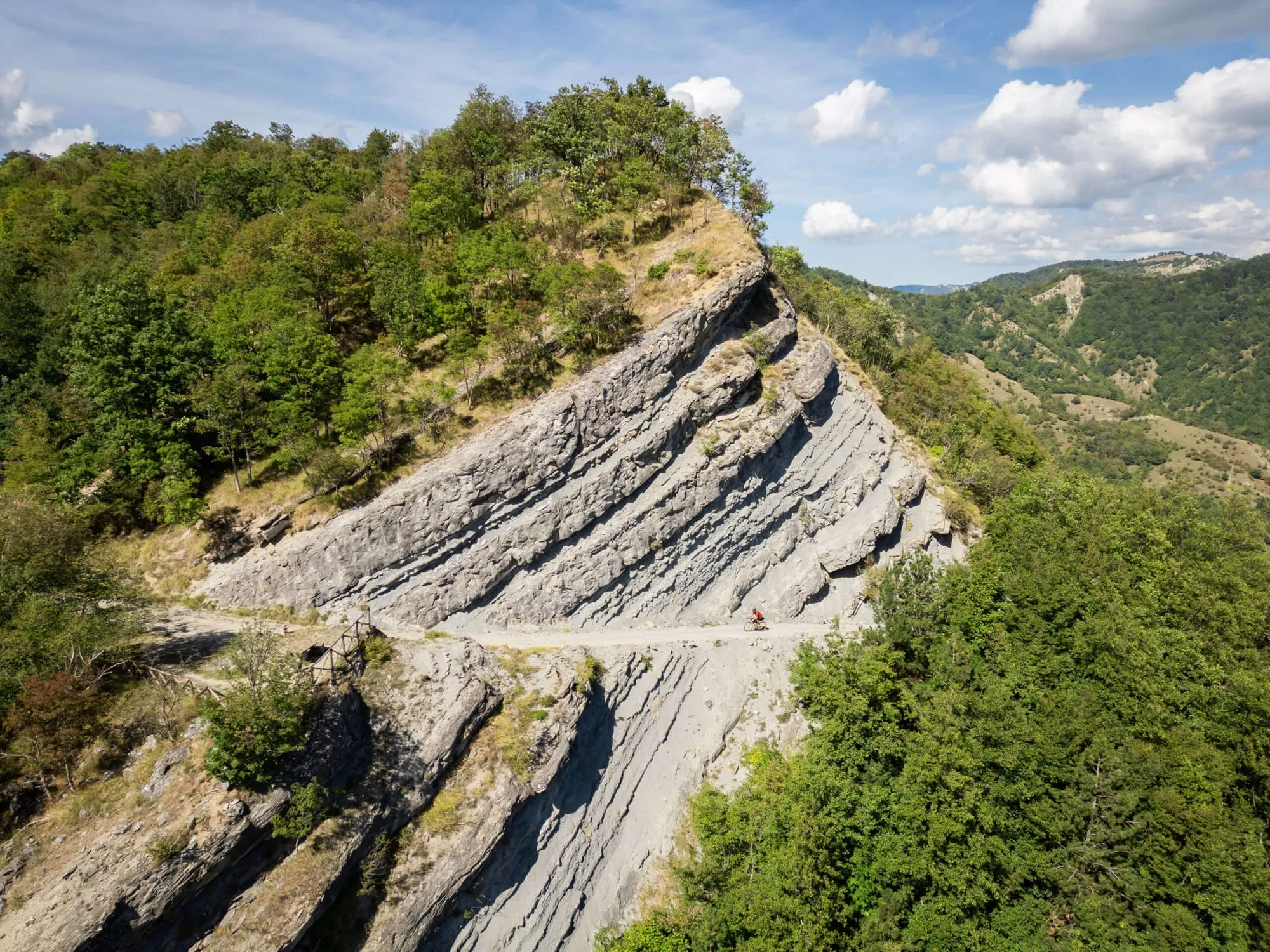 Una cresta di roccia in Trentino, con il sentiero che la taglia